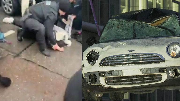 Záběry ukazují, že policie v Německu zatkne 24letého afghánského žadatele o azyl poté, co řídil auto do davu lidí v Mnichově. Poškozené auto bylo později odtaženo úřady.