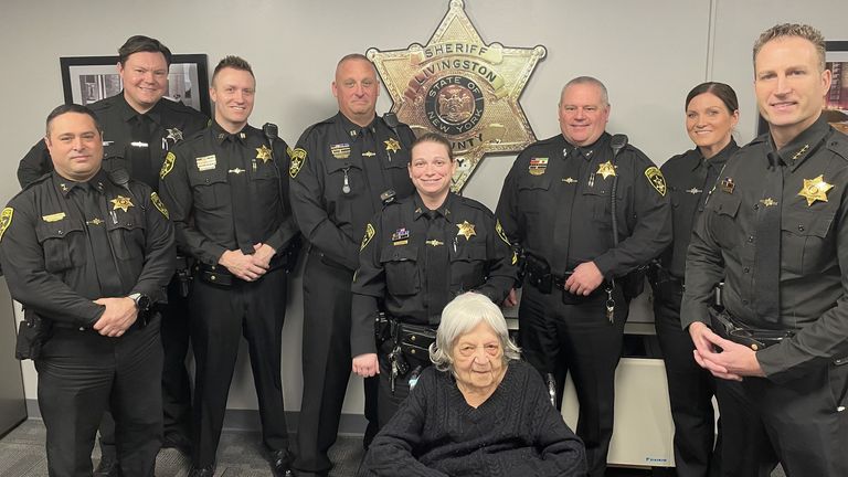 Loretta na obrázku 10/02/2025 oslavovala své 104 y/o narozeniny (které byly 8.02.2025) návštěvou místního vězení (Sheriff's Office v okrese Livingston, Geneseo, NY State) z nedalekého pečovatelského domu Avon v NY, NY, NY, NY, NY, NY stát. Žádné příjmení. Pic: Office šerifa v okrese Livingston https://www.facebook.com/livcosheriffs/posts/our-new-friend-loretta-Came-the-the-sheriffs-today-to-have--he--en-104th-birth/ 1038689914957735/