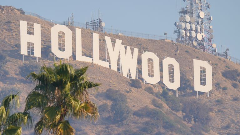 Hollywoodské znamení je vidět v Los Angeles. Pic: Ap