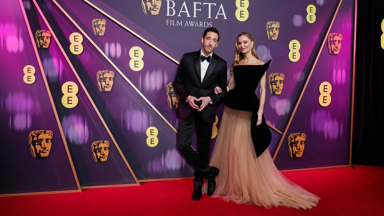 Adrien Brody, vlevo a Georgina Chapman na filmových cenách 2025 BAFTA. Pic: Joel C Ryan/Invision/AP