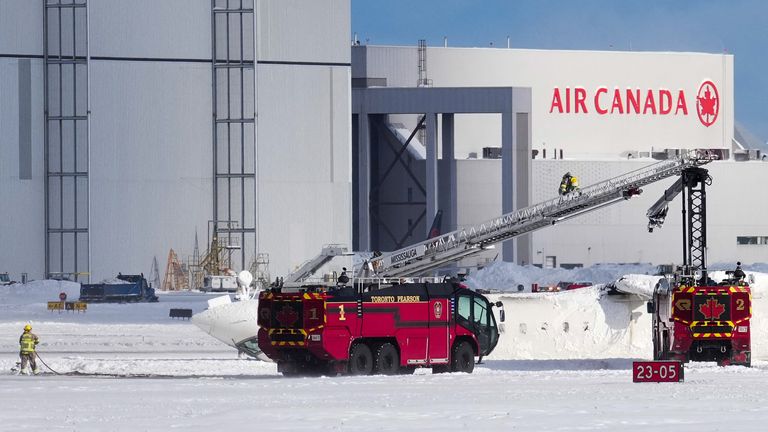 První respondenti pracují v místě havárie leteckých linek Delta Air Lines na mezinárodním letišti v Torontu Pearson v Mississauga, Ontario, Kanada 17. února 2025. Reuters/Arlyn McAdorey