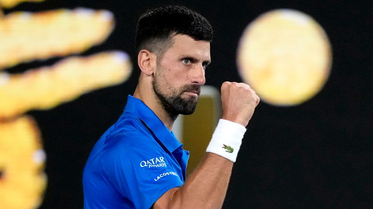 Novak Djokovic ze Srbska slaví poté, co porazil Jiri Lehecka z České republiky na Australian Open Tennis Championship v australském Melbourne, neděle 19. ledna 2025. (AP Photo/Asanka Brendon Ratnayake))