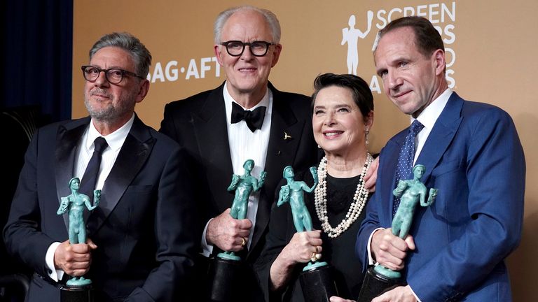 Sergio Castellitto, zleva, John Lithgow, Isabella Rossellini a Ralph Fiennes, vítězové SAG Award Awars Neplacené výkony cenou za koncovce. PIC: Jordan Strauss/Invision/Ap