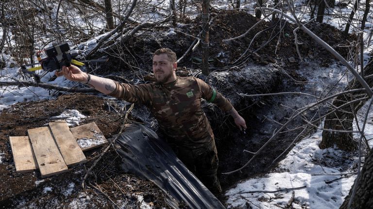 Serviceman 93. Kholodnyi Yar samostatná mechanizovaná brigáda ukrajinských ozbrojených sil zahajuje průzkumný dron na jeho pozici na frontové linii, uprostřed ruského útoku na Ukrajinu, poblíž města Toretsk, Donetsk, Ukrajina, ukrajina, ukrajina, ukrajina, ukrajina, ukrajina, ukrajina, ukrajina, ukrajina, ukrajina, ukrajina, 22. února 2025. Rybakova/tisková služba 93. Kholodnyi Yar samostatná mechanizovaná Brigáda ukrajinských ozbrojených sil/letáků prostřednictvím editorů agentury Reuters - tento obrázek byl doručen třetí stranou.