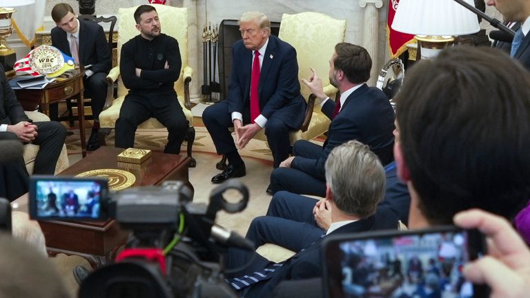 Viceprezident JD Vance (R) hovoří s ukrajinským prezidentem Volodymyrem Zlenskyyem, protože prezident Donald Trump poslouchá. Pic: Ap