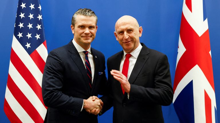 Americká ministryně obrany Pete Hegseth třese ruce s britským ministrem obrany Johnem Healeym, v předvečer schůzky ministrů obrany NATO na sídle aliance v Bruselu, Belgie 12. února 2025. Reuters/Johanna Geron/Pool