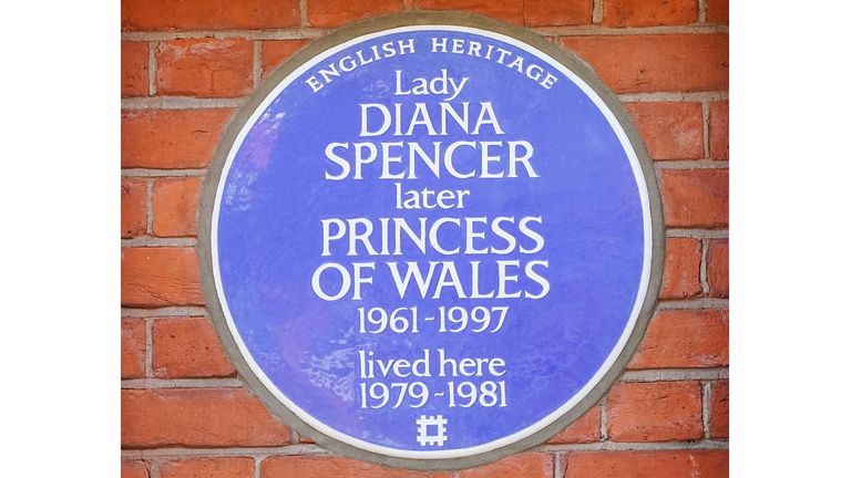 Obecný pohled na nový anglický dědictví Blue Plaque pro Dianu, princeznu z Walesu, před Coleherne Court, Old Brompton Road, Londýn. Datum obrázku: Středa 29. září 2021.