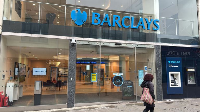 Uzavřená pobočka Barclays ve Swindonu po problémech IT 1. února 2025