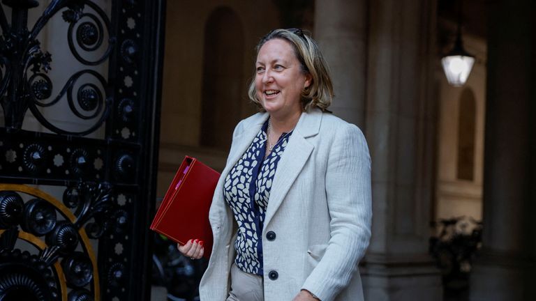 Ministr dopravy Anne-Marie Trevelyan chodí mimo číslo 10 Downing Street, v Londýně, Británie 7. září 2022. Reuters/John Sibley