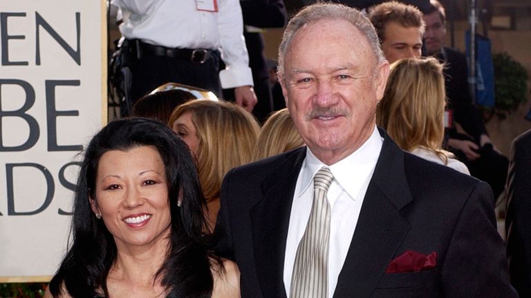 Herec Gene Hackman přichází se svou manželkou Betsy Arakawa na 60. výroční ceny Golden Globe Awards v Beverly Hills v Kalifornii, neděle, 19. ledna 2003, kde obdrží cenu Cecil B DeMille Award z Hollywoodské zahraniční tiskové asociace za vynikající příspěvky do světa zábavy. (AP Photo/Mark J. Terrill)