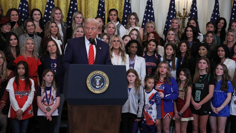 Donald Trump mluví před podpisem objednávky.  Pic: Reuters/Leah Millis