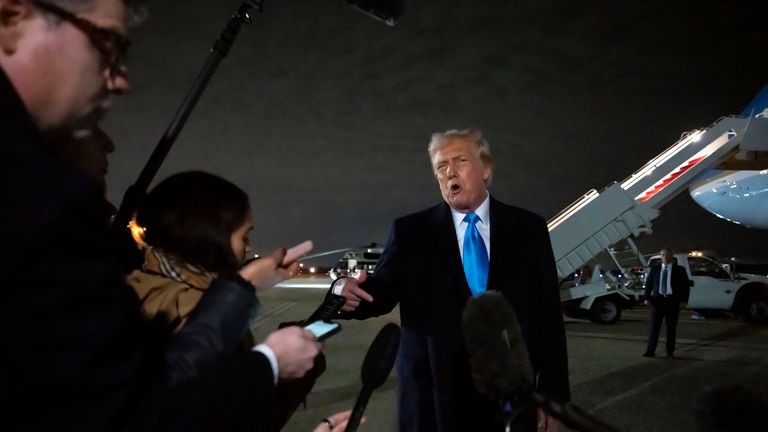 Donald Trump hovoří s reportéry vedle Air Force One poté, co dorazil zpět na společnou základnu Andrews. Pic: AP Photo/Ben Curtis