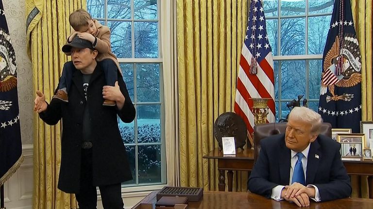 Elon Musk a jeho syn X se připojili k Donaldovi Trumpovi v oválné kanceláři, než prezident podepíše výkonné příkazy. 