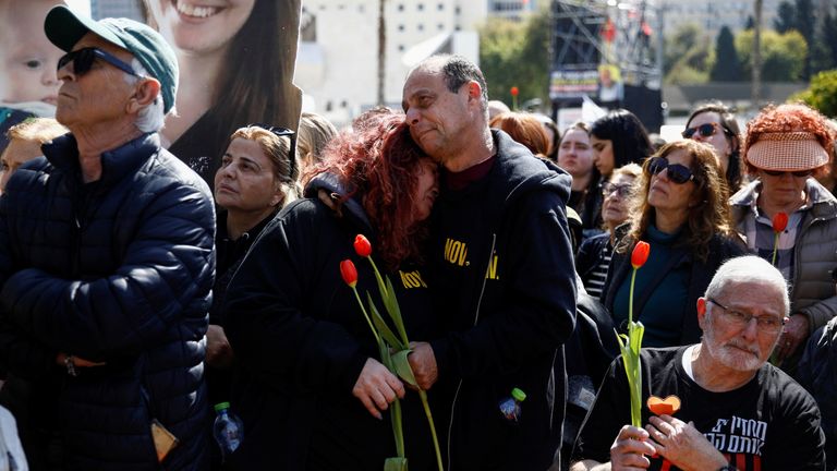 Izraelci se shromažďují v den pohřebního průvodu pro Shiri (32 let) a její dvě děti, KFIR, 9 měsíců, a Ariel, 4, z rodiny Bibas, kteří byli uneseni z jejich domova v Kibbutz Nir Oz, během smrtícího října 7, 2023 Attack by Hamas a poté zabit v Gaze, na veřejném náměstí věnované rukojmí v Tel Avivu, Izrael 26. února 2025. Reuters/Shir Torem