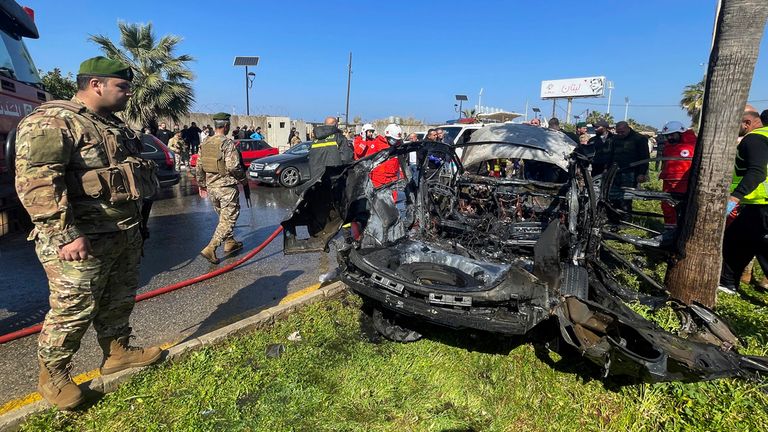 Lebanonský voják stojí vedle zbytků spáleného auta, které zasáhlo izraelský úder dronů, v jižním přístavním městě Sidon v Libanonu, pondělí 17. února 2025. (AP Photo)