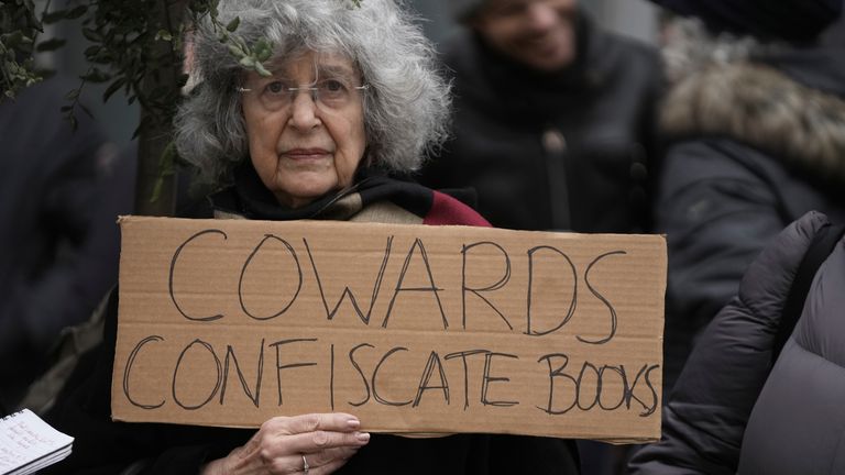 Lidé drželi znamení, když protestovali před soudem. Pic: Ap