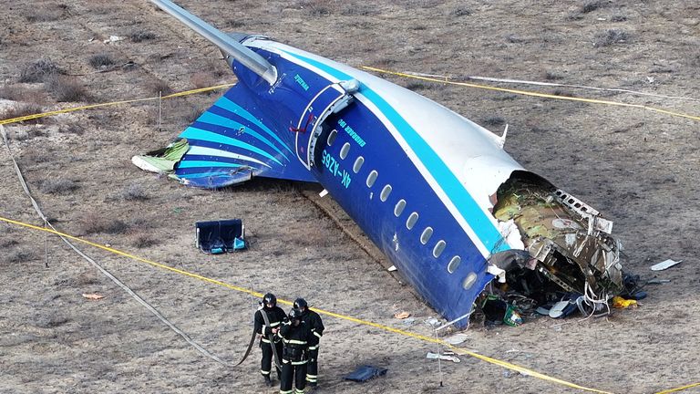 Specialisté pracující v místě havárie letadla Ázerbájdžánské letecké společnosti poblíž Aktau, Kazachstán. Pic: Reuters