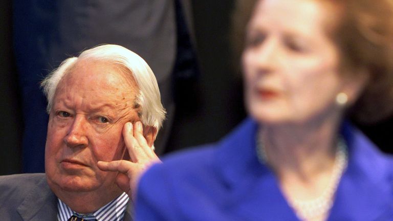 Edward Heath, za Margaret Thatcherovou, na konferenci konzervativní strany v roce 1998. Obrázek: Reuters