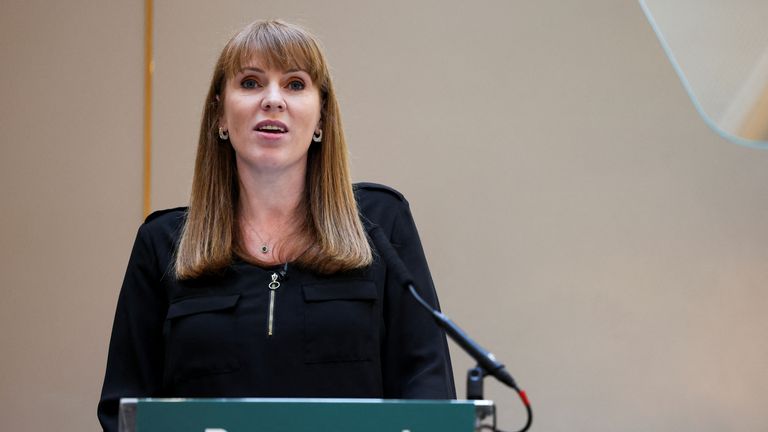 Angela Rayner přednáší řeč o decentralizaci od Leedsu.