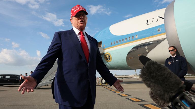 Americký prezident Donald Trump hovoří s reportéry po příjezdu do West Palm Beach na Floridě, USA, 16. února 2025. Reuters/Kevin Lamarque