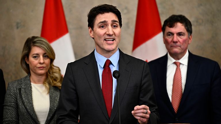 Kanadský premiér Justin Trudeau osloví členy médií poté, co americký prezident Donald Trump podepsal rozkaz, který uložil tvrdé tarify na dovozy z Mexika, Kanady a Číny, v Kanadě Ottawě, sobotu 1. února 2025. (Justin Tang/kanadský tisk přes vir Via Via Via Via AP)