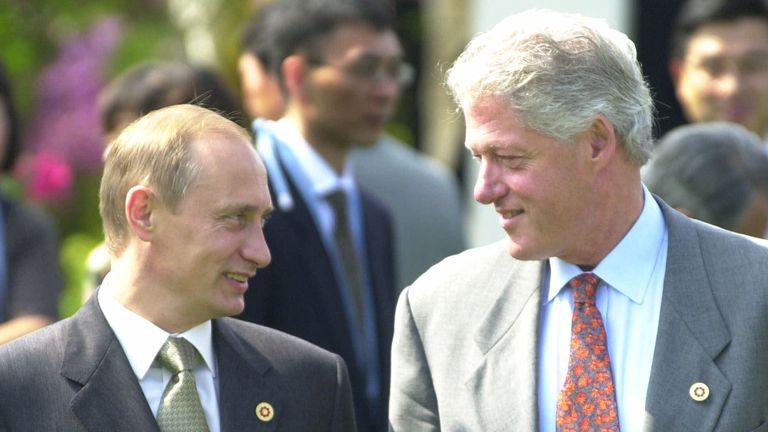 SOUBOR - Na této fotografii 21. července 2000 se prezident Bill Clinton sdílí s ruským prezidentem Vladimirem Putinem před skupinou osmi setkání v Japonsku Nago. V sérii rozhovorů s americkým filmovým režisérem Oliverem Stoneem se v pondělí 12. června 2017 představil v americké televizi, Putin řekl, že se zeptal na Rusko, když se Clinton v roce 2000 navštívil Moskva. (AP Photo/Vincent Yu, spis)