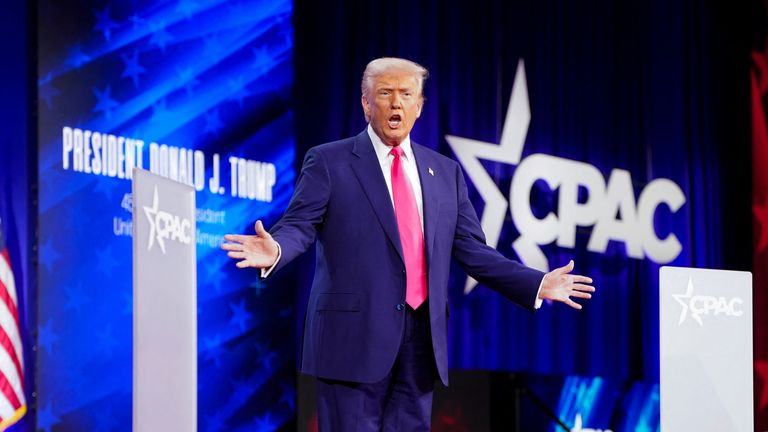 Americký prezident Donald Trump reaguje na pódiu během výročního zasedání konference konzervativních politických akcí (CPAC) v National Harbor, Maryland, USA, 22. února 2025. Reuters/Nathan Howard