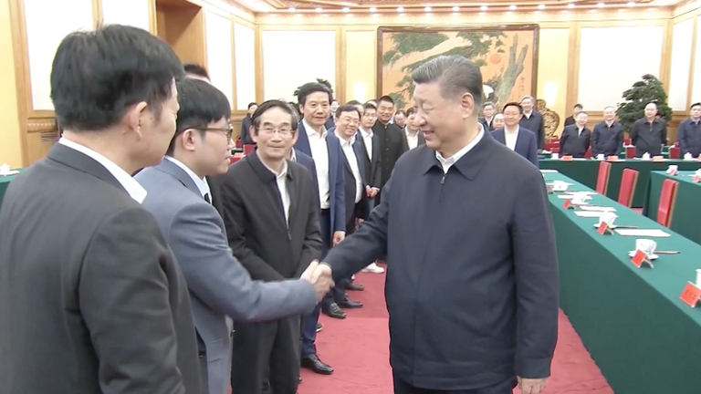 Čínský prezident Xi Jinping v pondělí třese ruce s zakladatelem Deepseek Liang Wenfeng. Pic: CCTV 