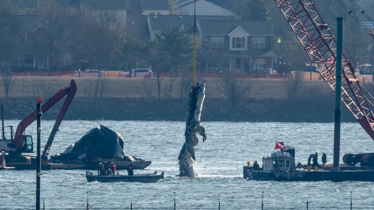 Kousek trosky zvedne z vody na záchrannou loď poblíž místa v řece Potomac s kolizí středního vzduchu mezi letadlem American Airlines a vrtulníkem Black Hawk, na národním letišti Ronald Reagan Washington, úterý, 4. února, 4. února, 4. února, 4. února, 4. února, 4. února, 2025, v Arlingtonu, Va. (AP Photo/Ben Curtis)