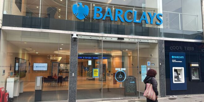 Barclays říká zákazníkům, aby kontaktovali přátele a rodinu nebo potravinářské banky po závadě | UK novinky