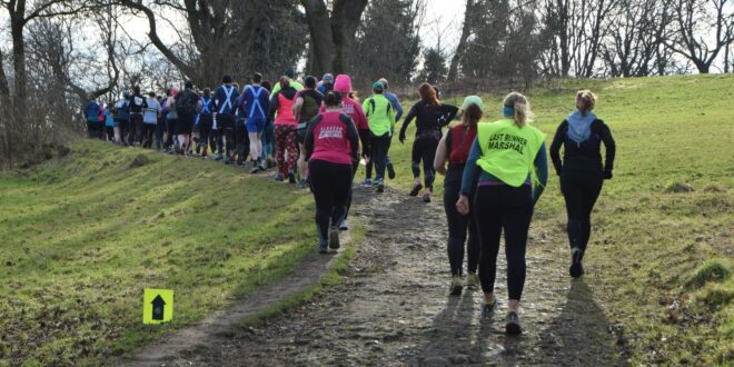 Žena pranksterová předstírající, že je maršál, posílá běžce Glasgow na 2,5 km objížďky během závodu | UK novinky