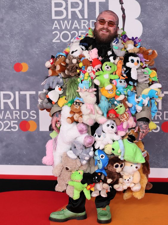 Můj tříletý by byl po celém outfitu - doslova. Rapper Teddy plave a představí svou měkčí stranu na červeném koberci. Pic: Reuters