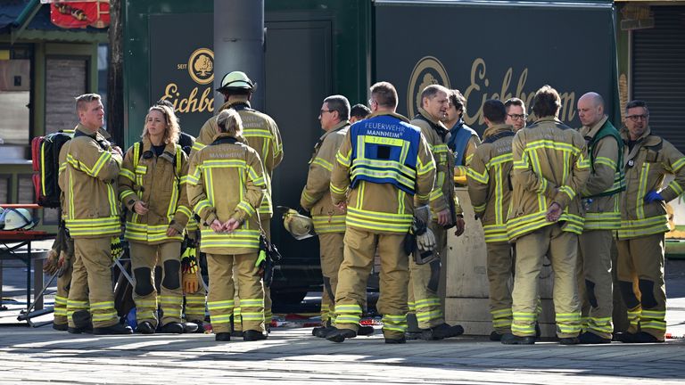 Pohotovostní pracovníci stojí během velké operace v centru města Mannheim v Německu.  Pic: DPA/AP