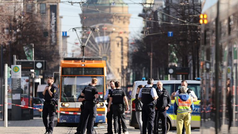 Pohotovostní služby hlídají scénu po incidentu. Pic: Reuters