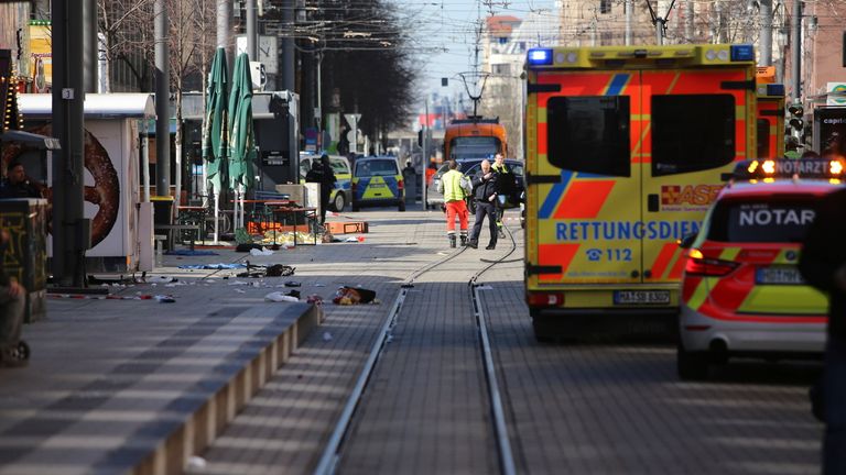 Pohotovostní služby a policie v Mannheimu po vážném incidentu.  Pic: DPAA/AP