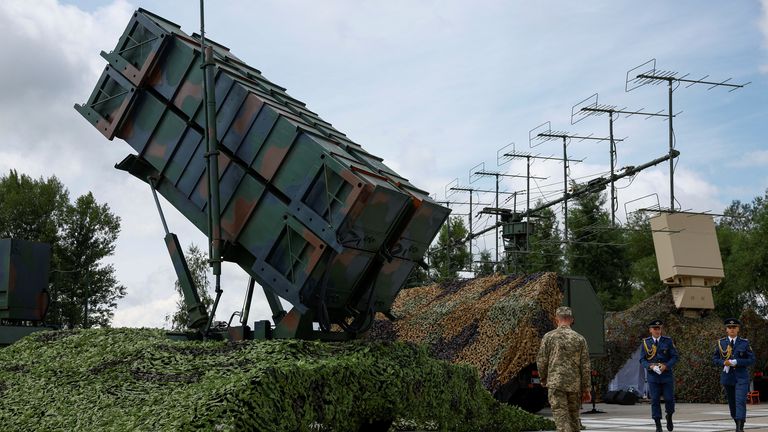 Americká vojenská pomoc zahrnovala Patriot Air Defense Systems. Pic: Reuters