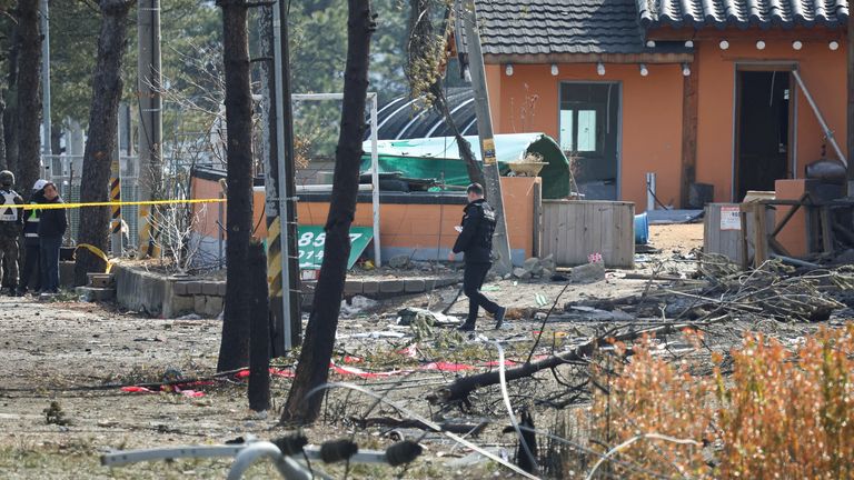 Trosky se posely přes ulici v Pocheonu. Pic: Reuters