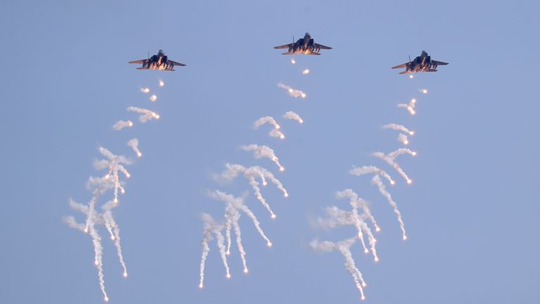 Jihokorejské letectvo F-15K Fighter Jets Fire Shells Flare Shells během společného vojenského cvičení mezi Jižní Koreou a Spojenými státy na hasičském poli Seungjin v Pocheonu v Jižní Koreji.  Pic: Ap