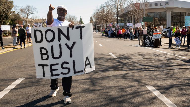 Lidé protestují proti Teslu a Elon Musk mimo obchodní zastoupení Tesla v Palo Alto v Kalifornii, USA, 8. března 2025. Reuters/Laure Andrillon