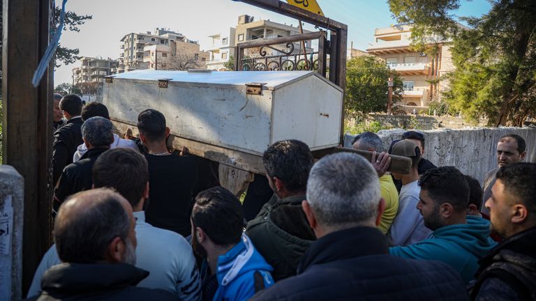 Rakev nesoucí tělo Nawaf Khalil Baytar, který byl zabit během nedávné vlny násilí mezi syrskými bezpečnostními silami a ozbrojenci věrnými bývalému prezidentovi Basharovi Assadovi, se nese pro pohřeb v pobřežním regionu Jableh, v pondělí 10. března 2025. (AP foto/Omar Albam)