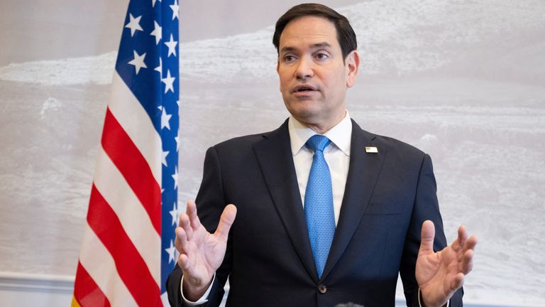 Americký ministr zahraničí Marco Rubio hovoří o médiích během zastávky doplňování tankování na letišti Shannon v Irsku Shannon, 12. března 2025, když cestuje z rozhovorů s Ukrajinou v Saúdské Arábii k účasti na schůzce ministrů zahraničí G7 v Kanadě. Saul Loeb/Pool Via Reuters