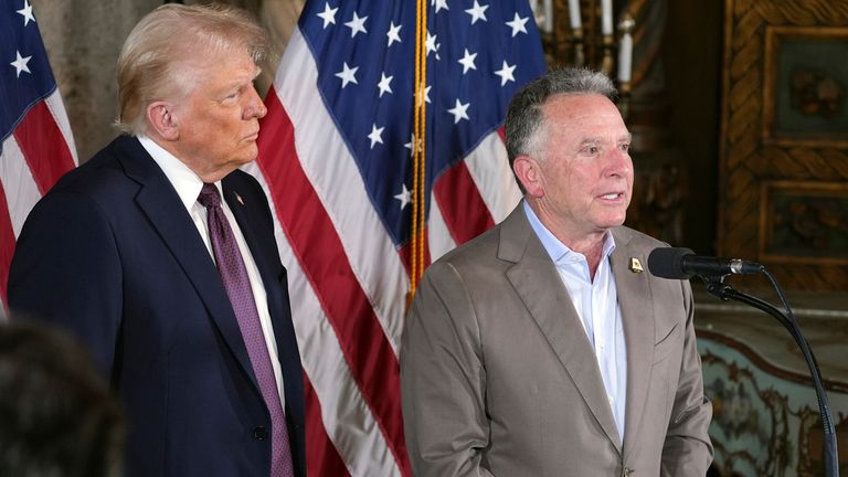 SOUBOR-Zvolený prezident Donald Trump poslouchá Steve Witkoff mluvit během tiskové konference v Mar-A-Lago, 7. ledna 2025, v Palm Beach, Florida (AP Photo/Evan Vucci, soubor)