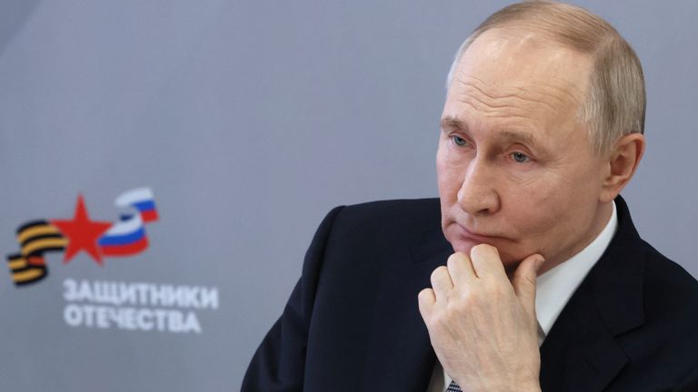 Vladimir Putin se setkává se zaměstnanci a odděleními obránců vlasti.  Pic: Sputnik/Reuters