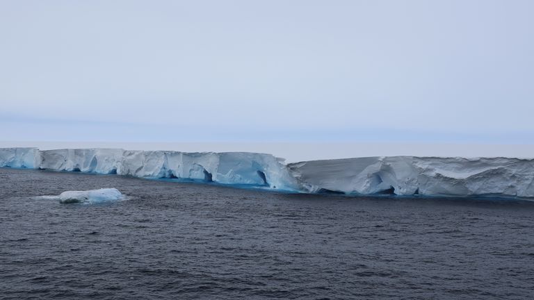 Nedatovaná letáková fotografie vydaná britským antarktickým průzkumem (BAS) RRS sir David Attenborough před ledovcem A23a.  Pic: Bas/PA