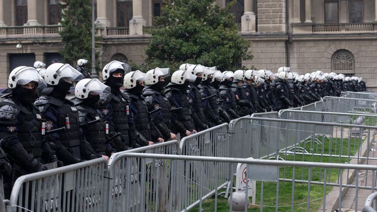 Policie Riot chrání úřad prezidenta. Pic: Pa