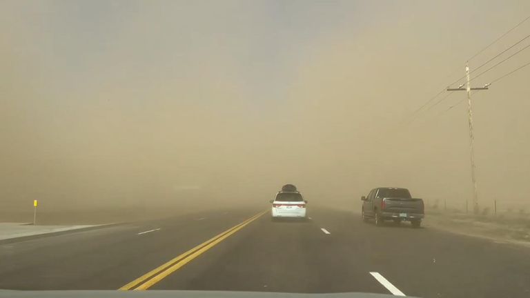 Řidič zachycuje prachovou bouři na Texas Interstate, západně od Amarillo v Texasu na Pá 14/03/25 Že na NBC https://x.com/gauthygauth/status/1900603029298061588888888