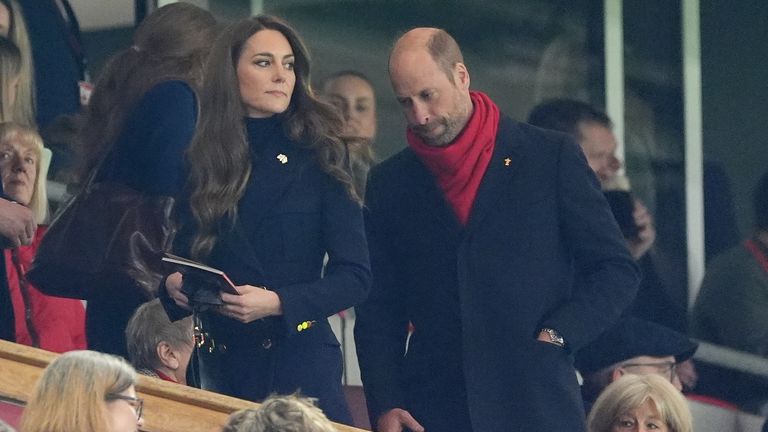 Kate a William podporovali nepřátelské týmy. Pic: Pa