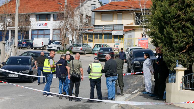 V neděli se na scéně v Kocani shromažďují pohotovostní služby a místní obyvatelé. Pic: Reuters