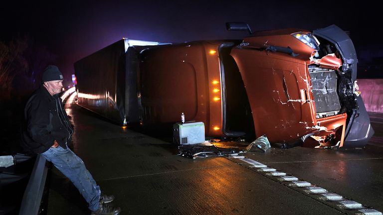 Nákladní automobily byly převráceny. Pic: Ap