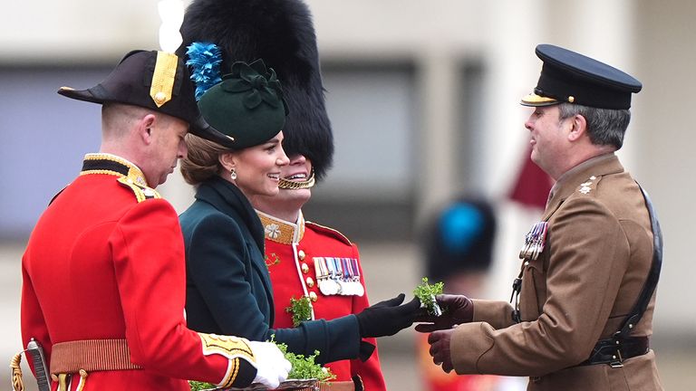 Princezna z Walesu představuje během své návštěvy irských strážců pro přehlídku sv. Patrika ve Wellingtonské kasárnách tradiční větvičky Shamrocku.  Pic: Pa